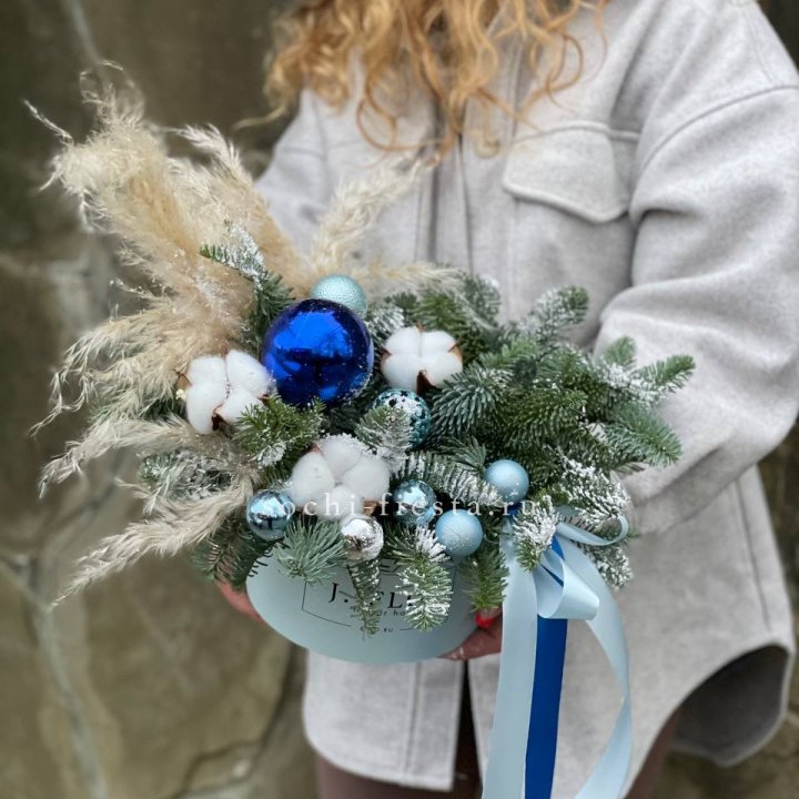 Новогодняя композиция в коробке блю в Армавире