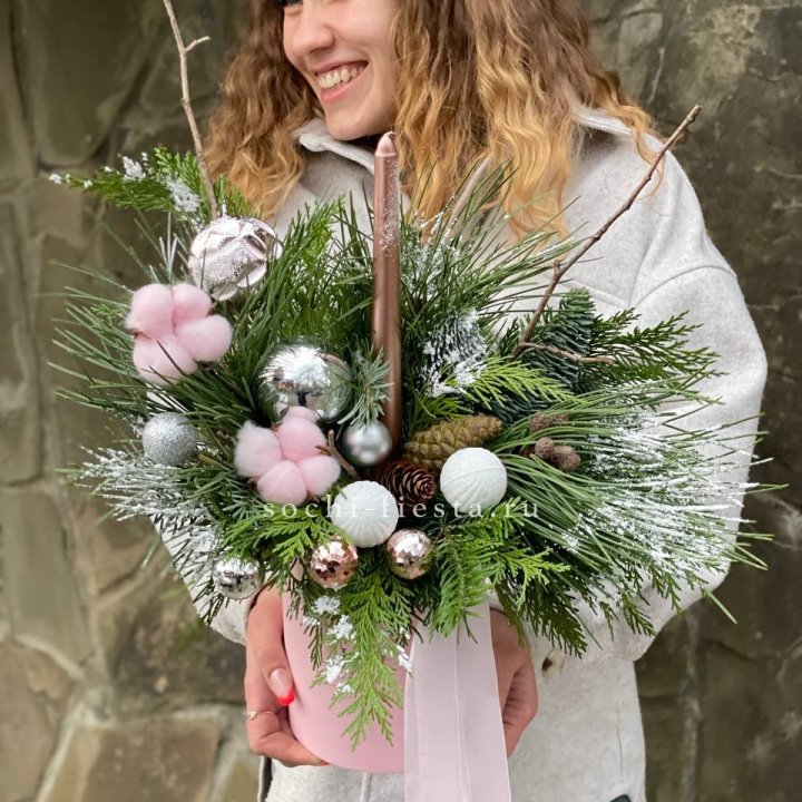 Новогодняя композиция в коробке пинк в Армавире