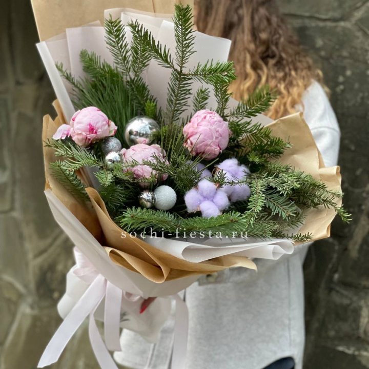 Новогодний букет с пионами  в Армавире