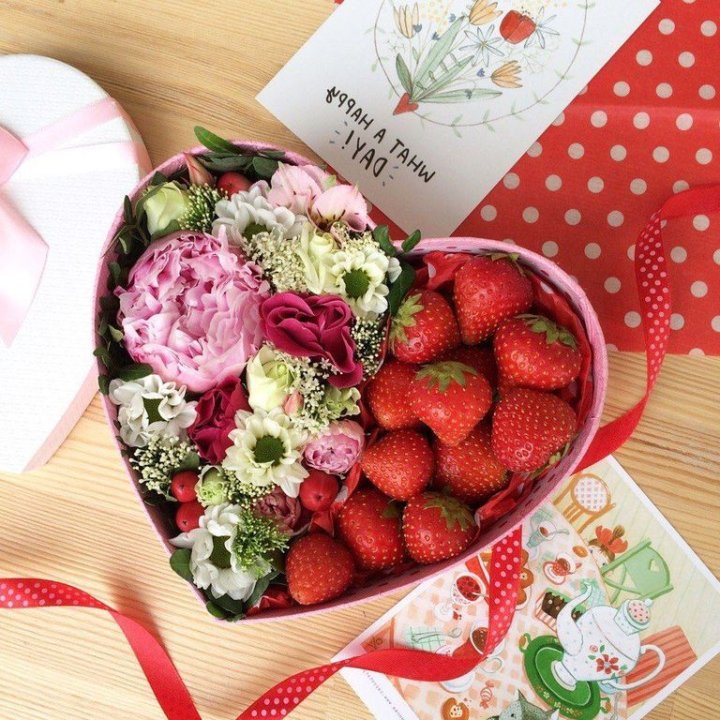 Бокс с клубникой и цветами в Армавире