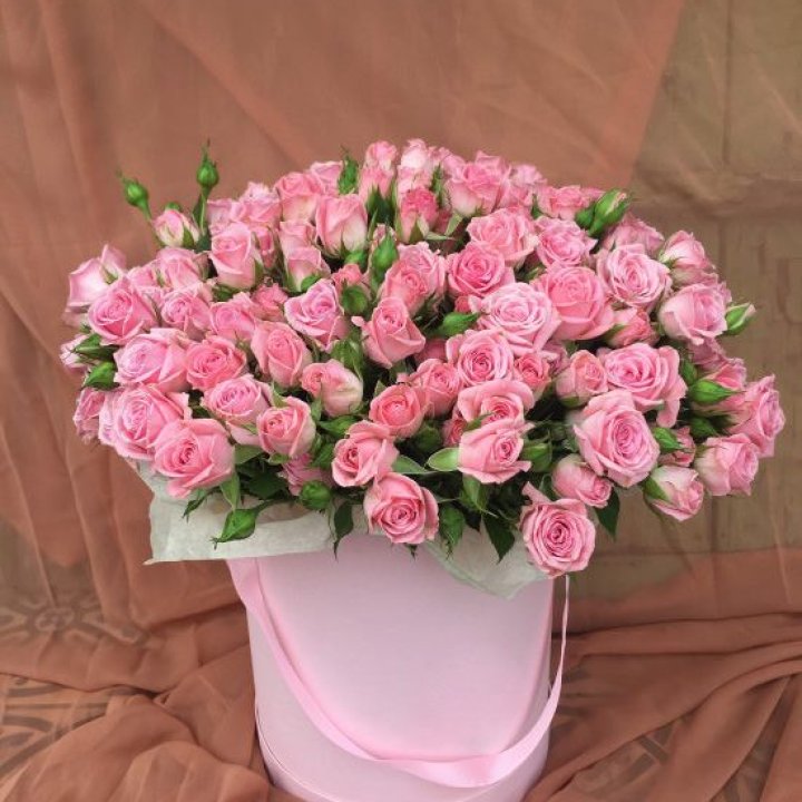 Кустовые розы в коробке в Армавире