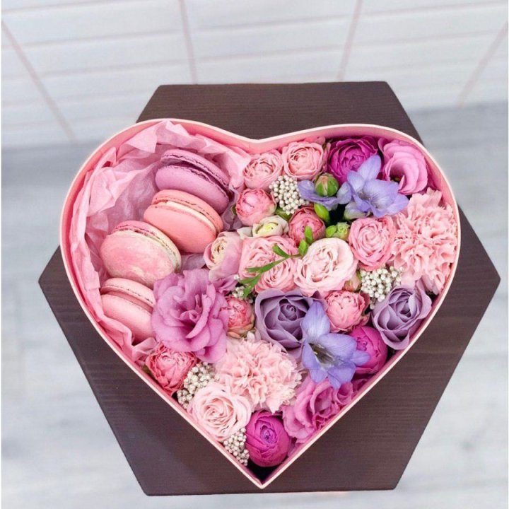 Бокс-сердце с макаронс  в Армавире