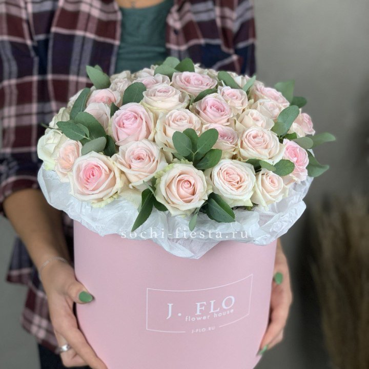 35 розовых роз в цилиндре в Армавире