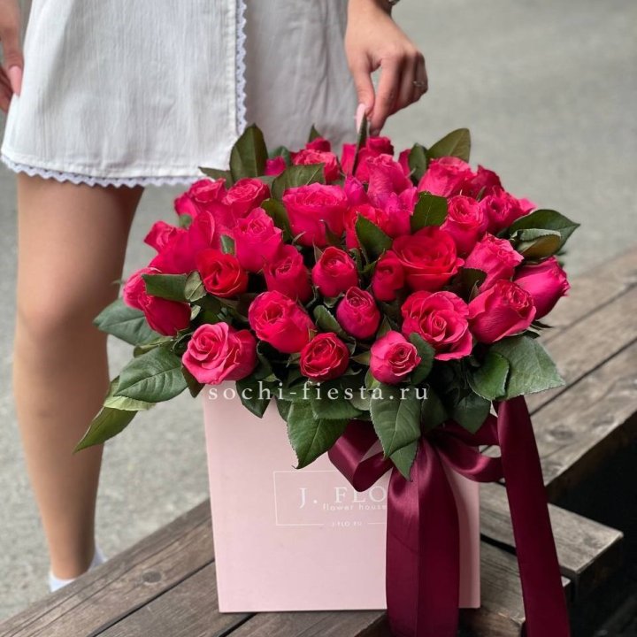 55 алых роз в кубе в Армавире