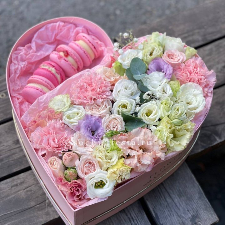 Бокс-сердце с макарон "Пинк" в Армавире