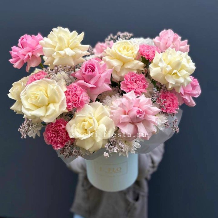 Коробка французских роз и диантусов "Бони" в Армавире