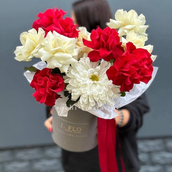 Французские розы с хризантемой в боксе в Армавире