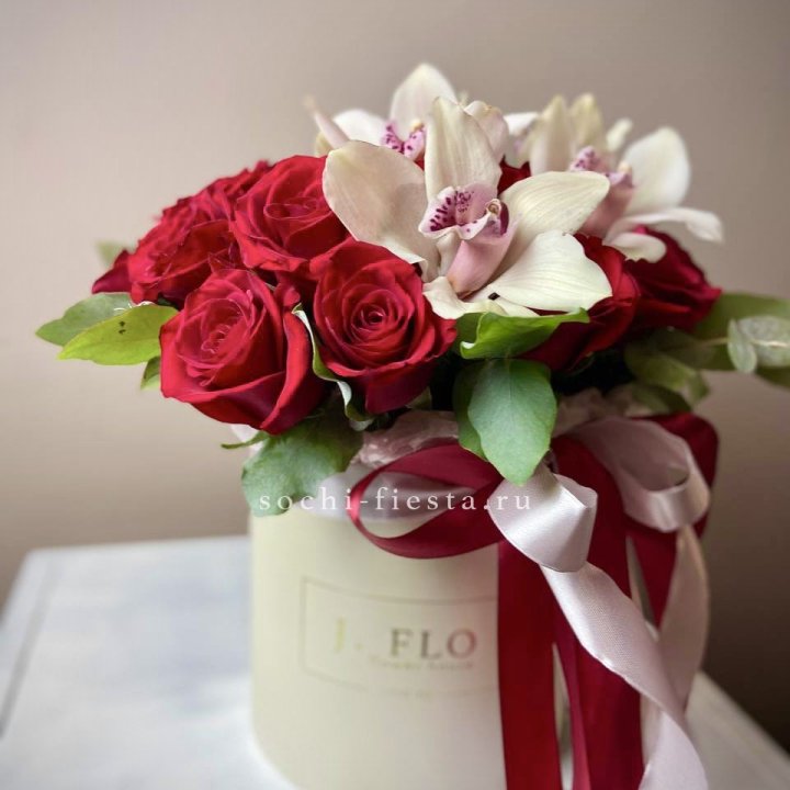 Розы и орхидеи в боксе в Армавире