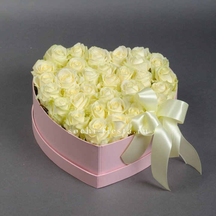 35 белых роз в коробке "Сердце" в Армавире