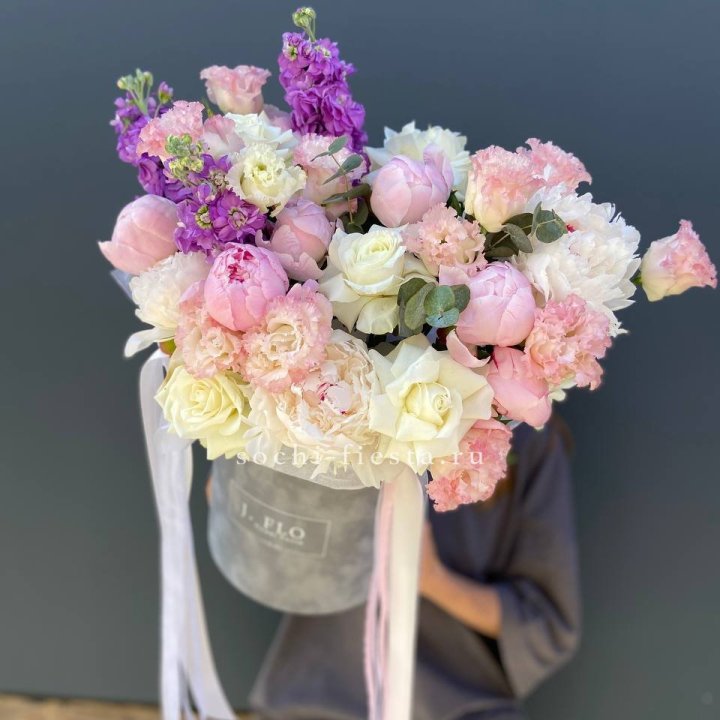 Дизайнерский цилиндр с пионами "Ривьера" в Армавире