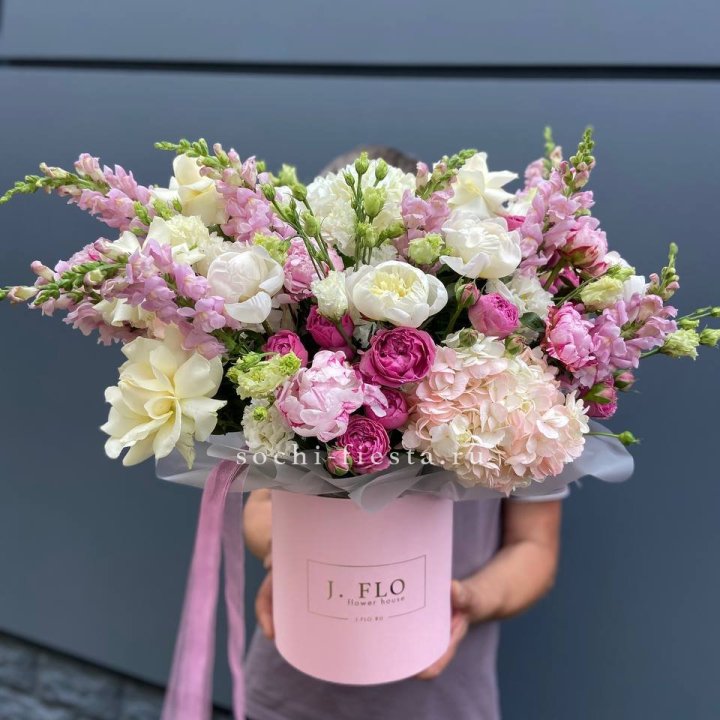 Дизайнерский цилиндр с пионами "Саманта" в Армавире