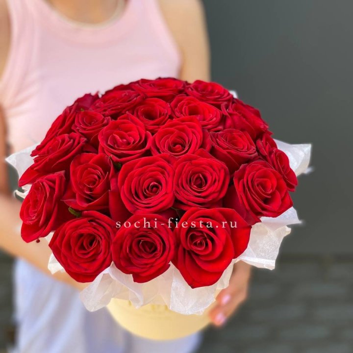 Красные розы в цилиндре в Армавире