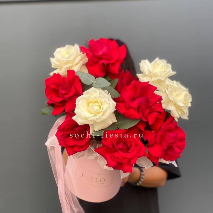 13 Французских роз в боксе в Армавире