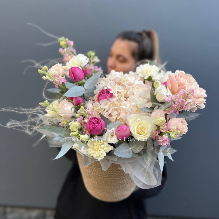 Цветочная композиция в джутовом боксе  в Армавире