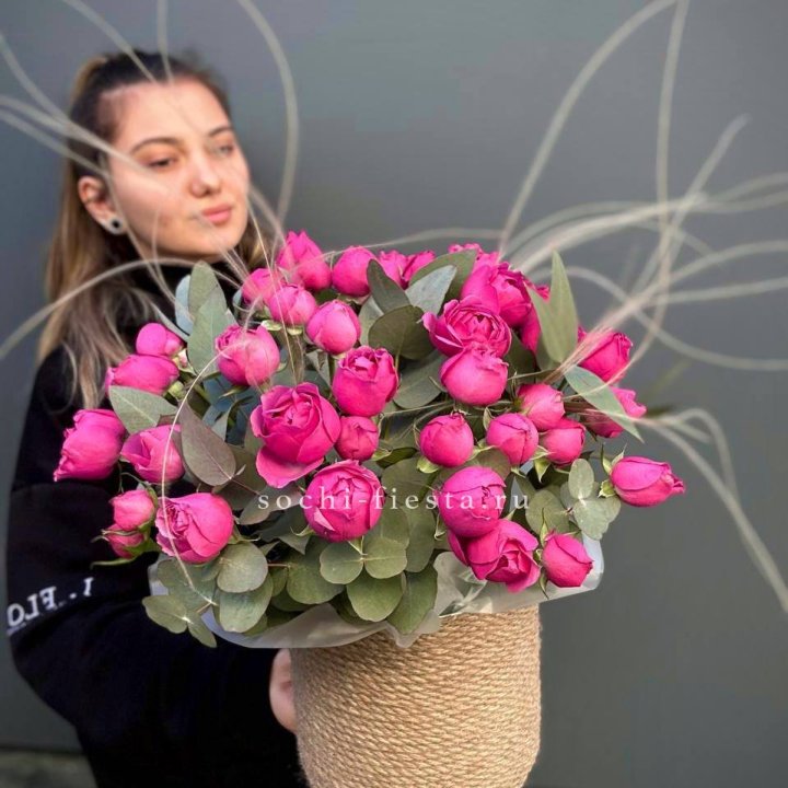 Пионовидные розы Мисти Бабблс в джутовом кашпо в Армавире