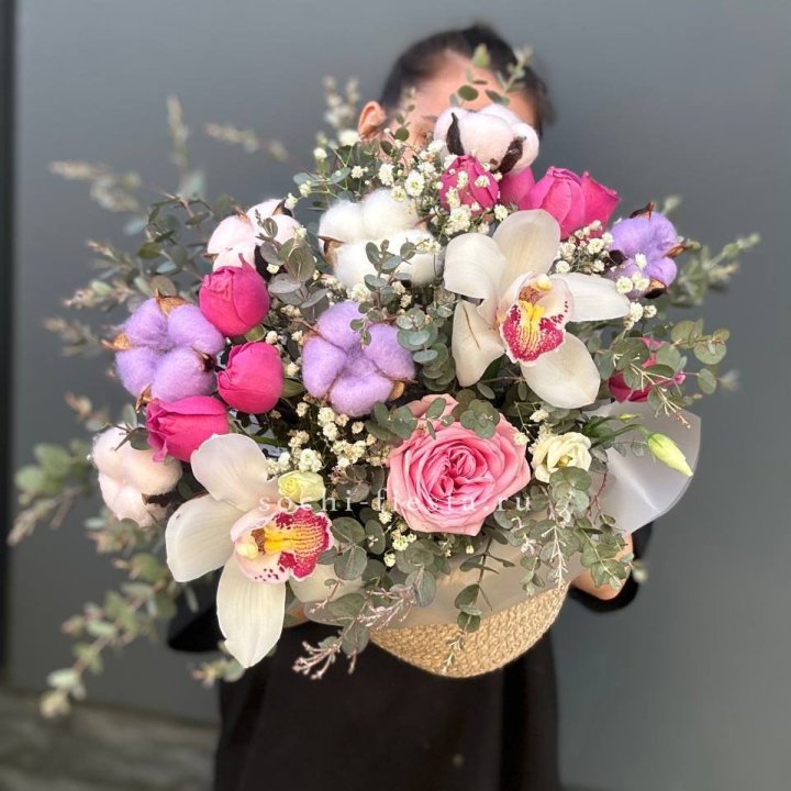 Орхидея и розы в джутовом кашпо в Армавире