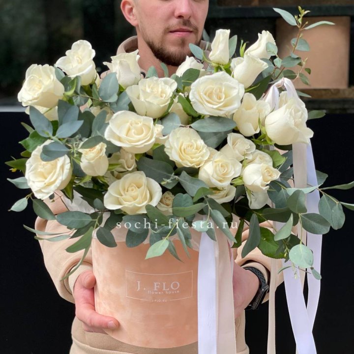41 белая роз в бархатном боксе в Армавире