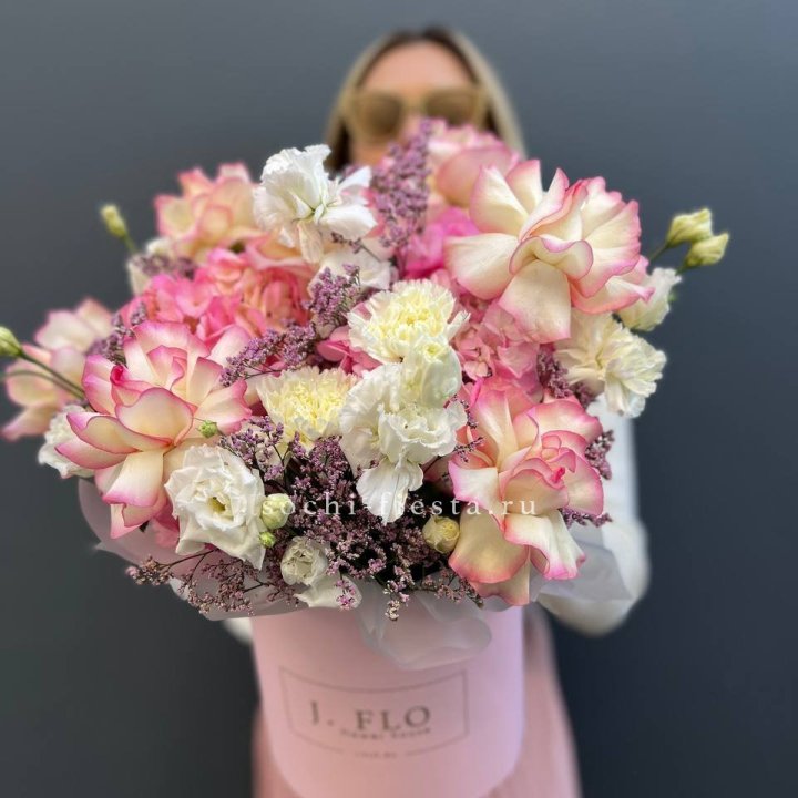 Цветочная композиция "Глория" в боксе в Армавире