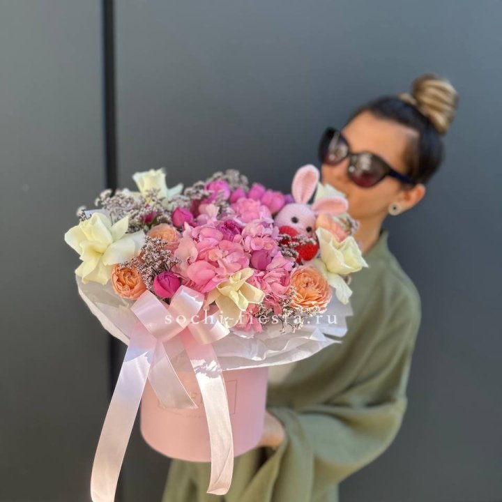 Дизайнерский цилиндр с игрушкой "Лола" в Армавире