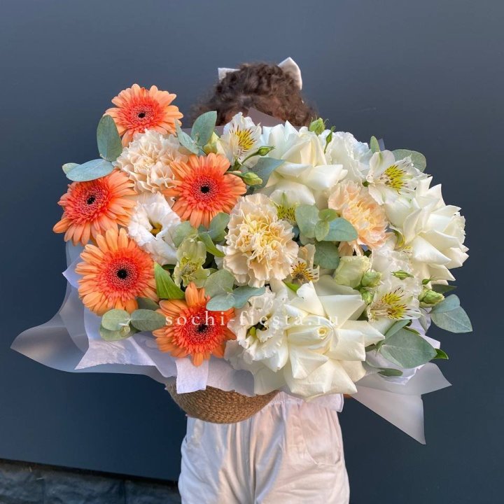 Розы и герберы в джутовом кашпо "Георгино" в Армавире