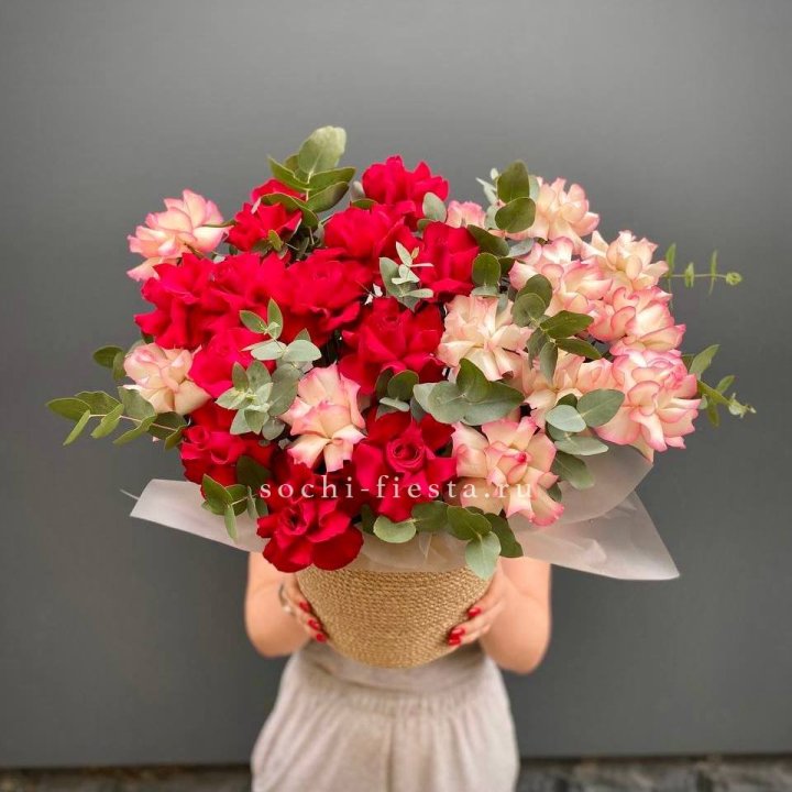 25 Французских роз в джутовом кашпо  в Армавире