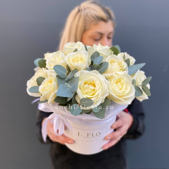 15 белых роз в боксе в Армавире