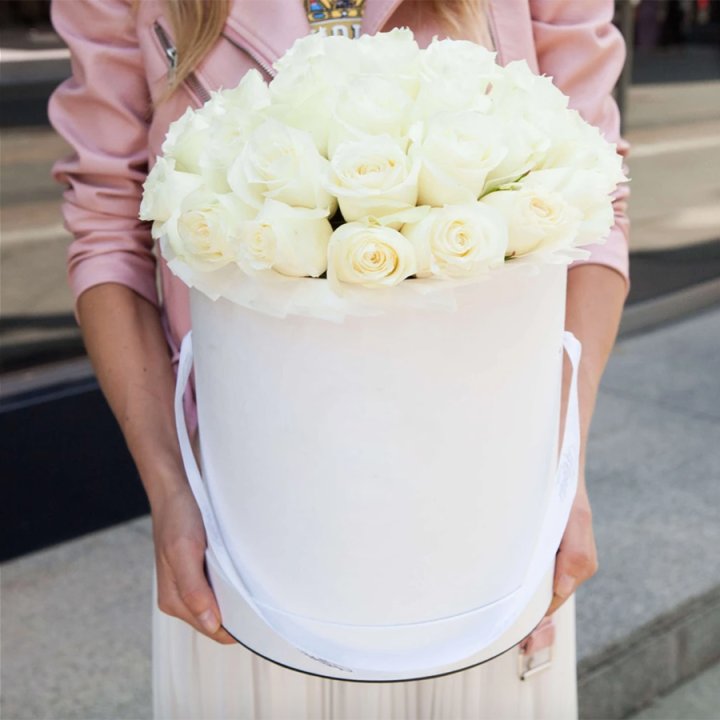 35 белых роз в цилиндре в Армавире