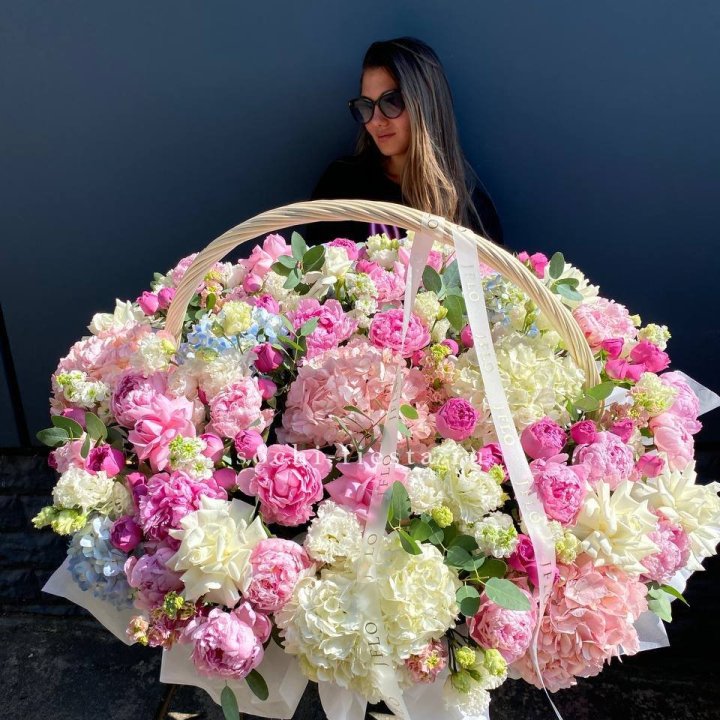 Цветочная корзина из пионов и пионовидных роз "Перфекте" в Армавире