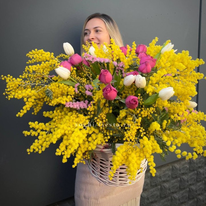 Цветочная корзина с мимозой "Спринг" в Армавире