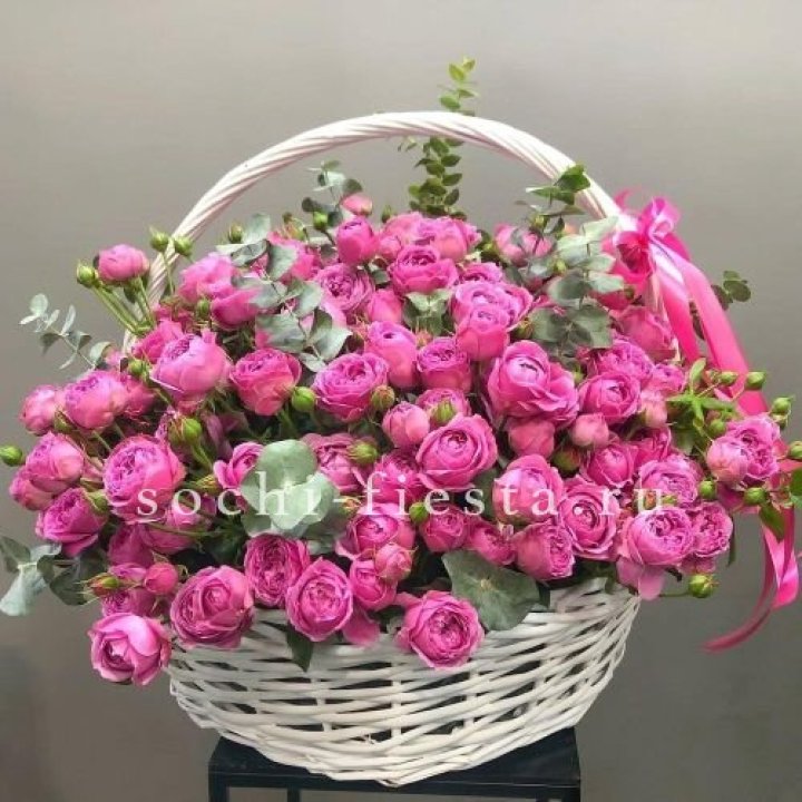 65 пионовидных кустовых роз в корзине в Армавире