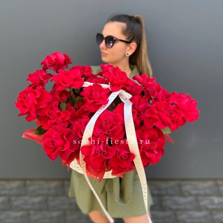 Красные французские розы в корзине в Армавире