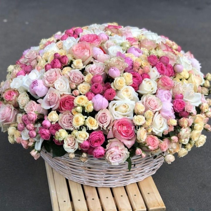 Цветочная корзина из пионов и пионовидных роз "Юниверсити" в Армавире