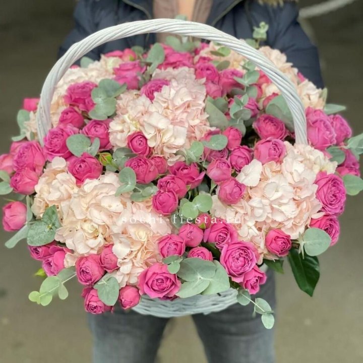 Корзина с гортензией и Мисти Баблс в Армавире