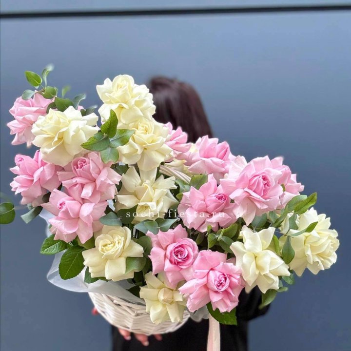 25 Французских роз в корзине в Армавире