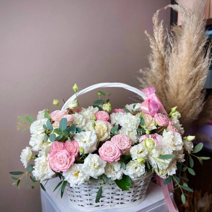 Цветочная корзина "Пинки вайт" в Армавире