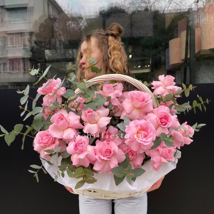 25 роз в цветочной корзине  в Армавире