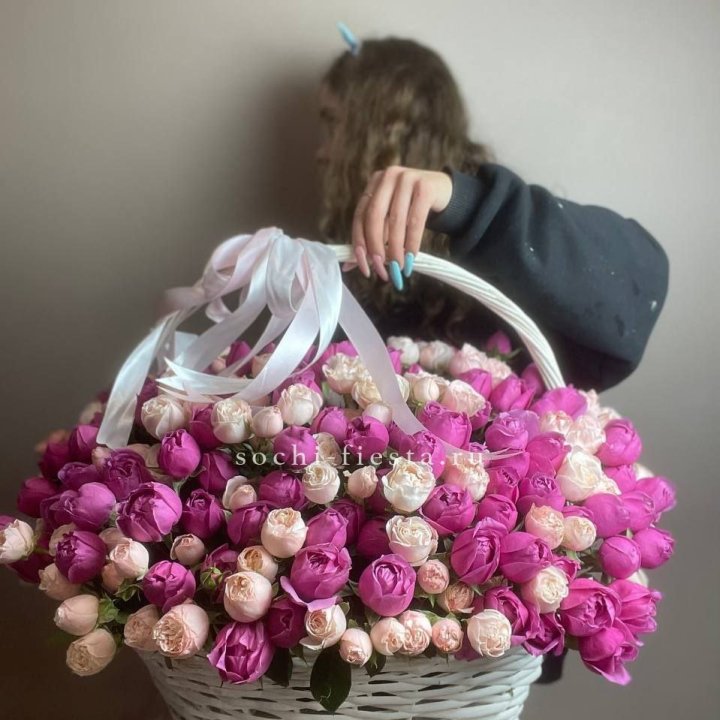 Премиум корзина пионовидных кустовых роз в Армавире