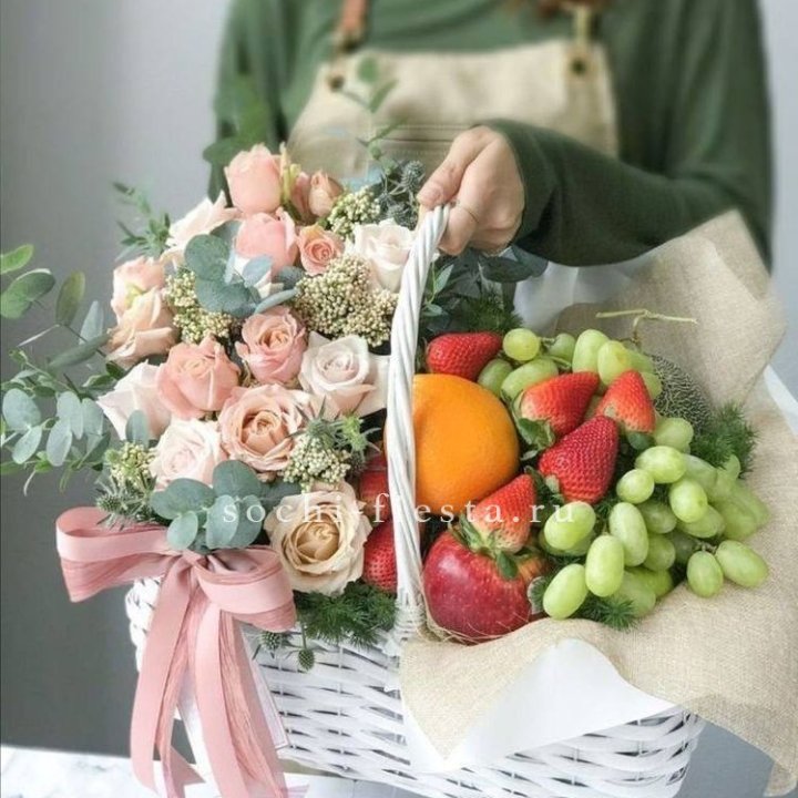 Фруктовая корзина c цветами в Армавире