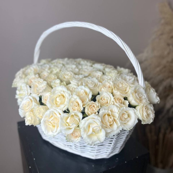 101 белая роза в корзине в Армавире