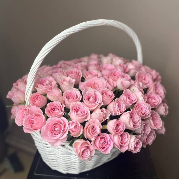 101 розовая роза в корзине в Армавире
