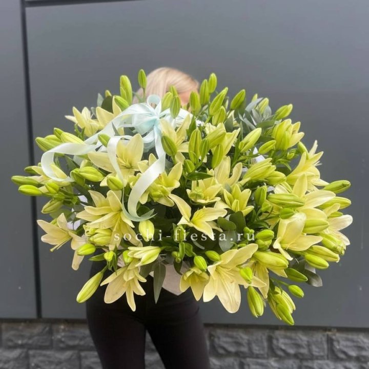 Лилии в корзине в Армавире