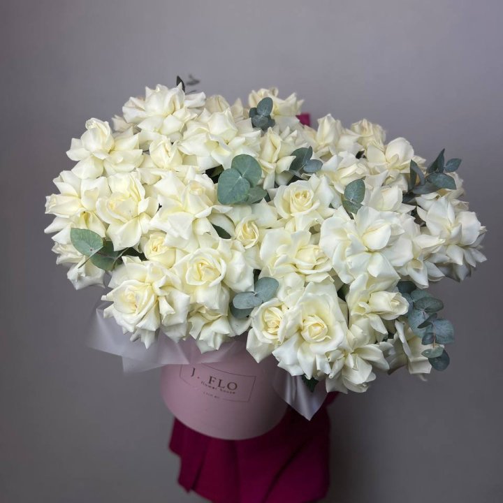 37 белых роз в боксе в Армавире