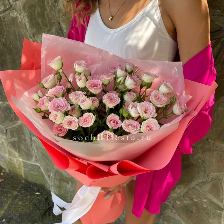 Розовые кустовые розы в Армавире