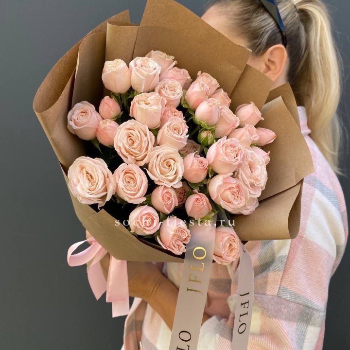 Кустовые розы Бомбастик в крафте в Армавире