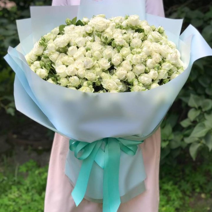 51 белая кустовая роза в Армавире