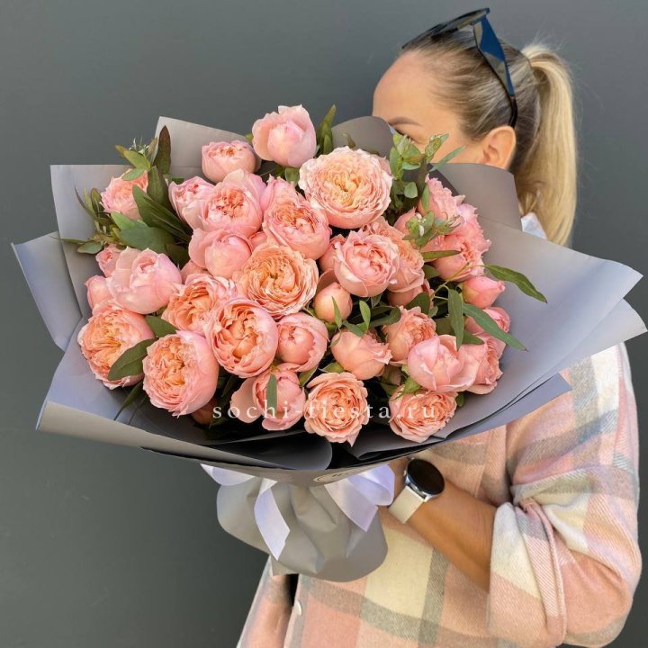 Букет с пионовидными розами "Пивайн" в Армавире