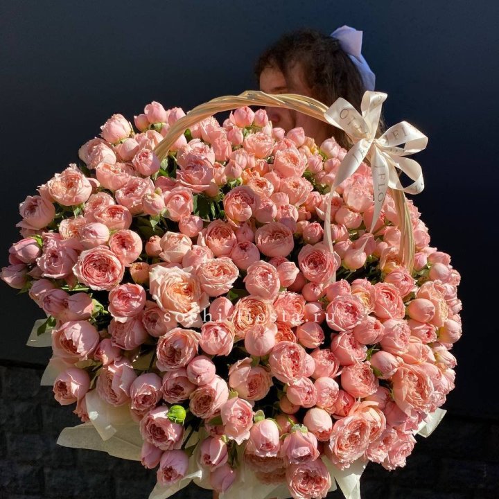 Корзина из пионовидных роз в Армавире
