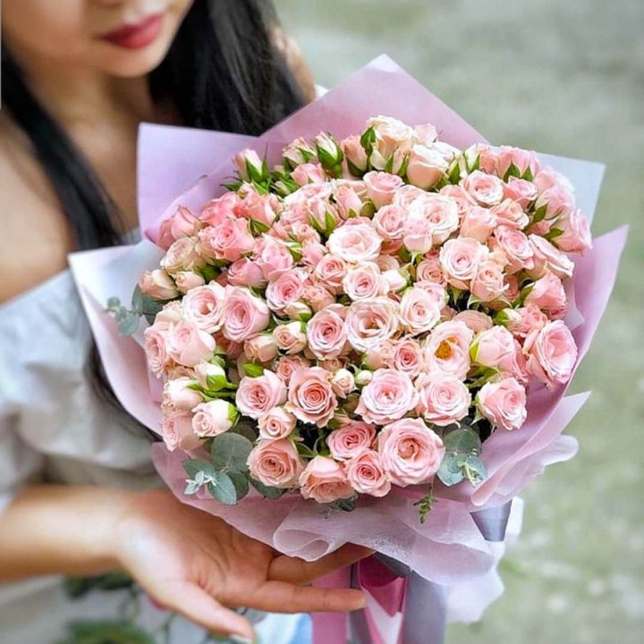 Кустовые розы с эвкалиптом в Армавире