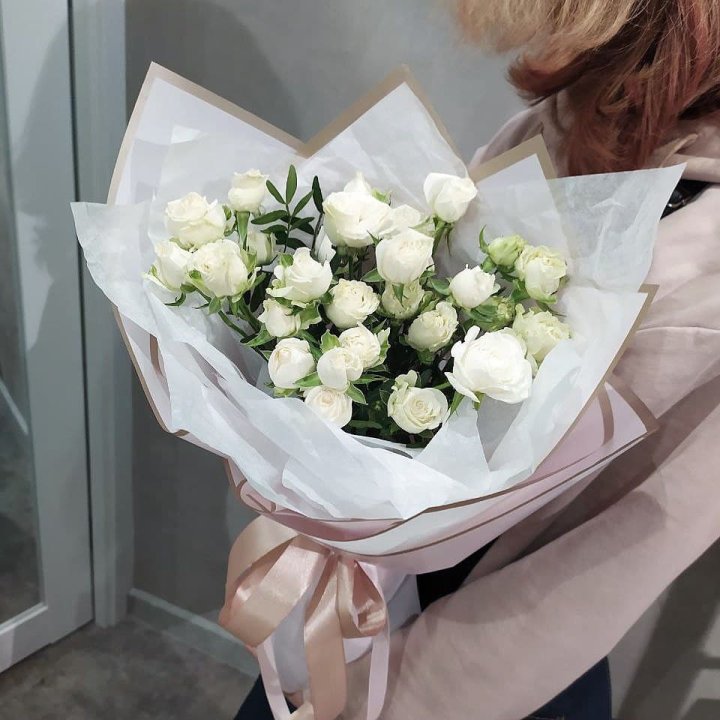 Белоснежные кустовые розы в Армавире