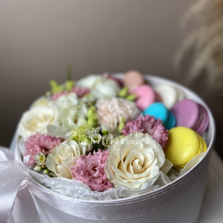 Цветы в цилиндре с макаронс "Прованс" в Армавире